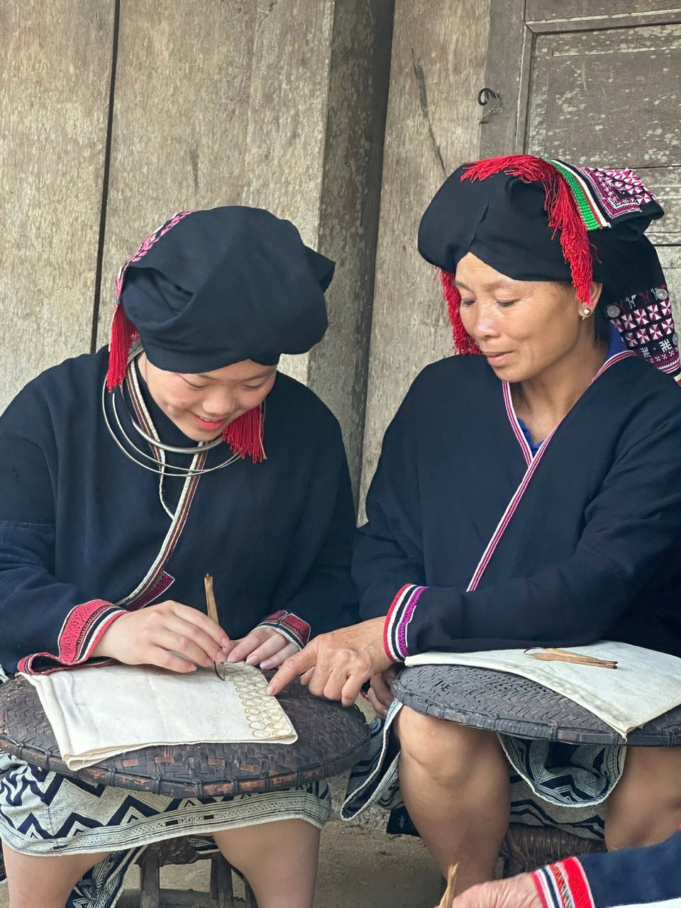 Phụ nữ Dao Tiền ở bản Cỏi đều biết làm trang phục truyền thống. (Ảnh: Đào An/ TTXVN)