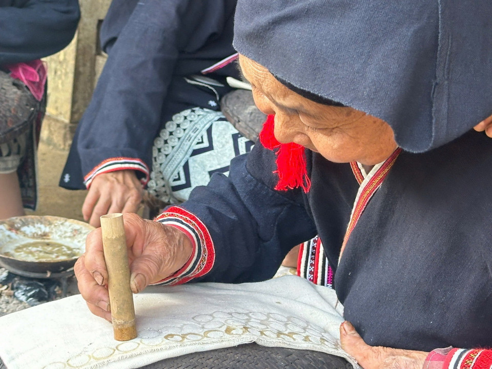 Dụng cụ để vẽ hoa văn trên trang phục được người dân tộc Dao Tiền được làm bằng tre để tạo các hoa văn khác nhau. Nguyên liệu vẽ in hoa văn trên vải bằng sáp ong và được đun nóng vừa, nhiệt độ khoảng 70-80 độ C, đủ để sáp bám vào vải. (Ảnh: Đào An/TTXVN)
