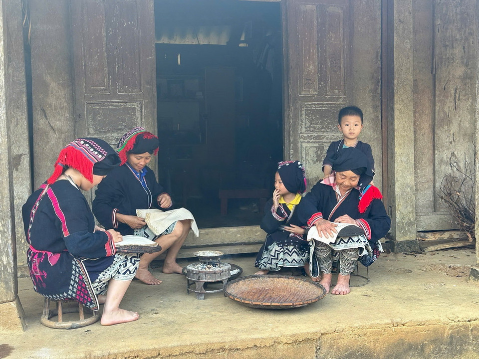 Phụ nữ Dao Tiền ở bản Cỏi (Phú Thọ) đều biết làm trang phục truyền thống. (Ảnh: Đào An/ TTXVN)