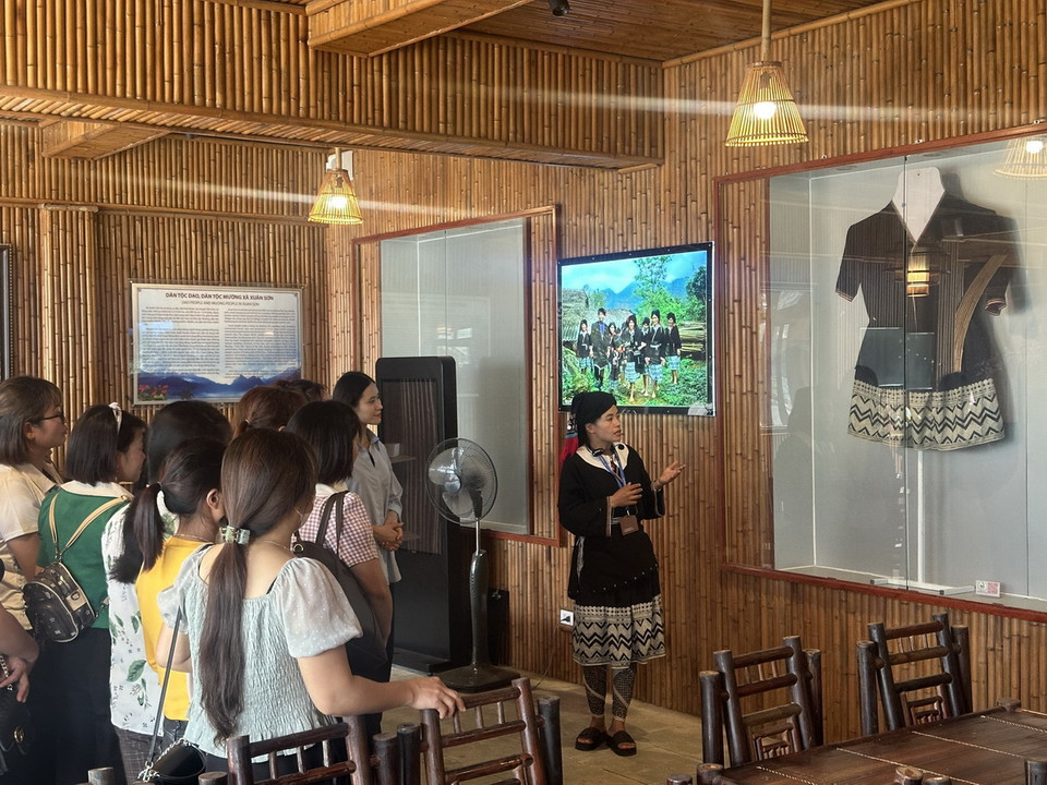 Người dân tộc Dao Tiền gìn giữ nghệ thuật in hoa văn trên vải bằng sáp ong truyền thống. (Ảnh: Đào An/TTXVN)