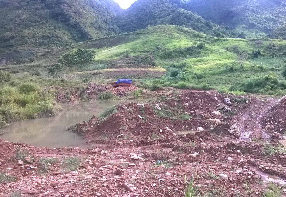 Đất bị đào nham nhở. (Ảnh: Quang Duy/Vietnam+)