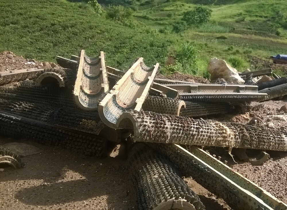 Đường ống dẫn nước quặng la liệt khắp nơi. (Ảnh: Quang Duy/Vietnam+)