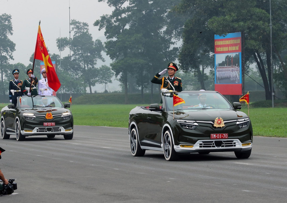 Trung tướng Nguyễn Trọng Bình, Phó Tổng Tham mưu trưởng Quân đội Nhân dân Việt Nam trên xe chỉ huy đoàn diễu binh. (Ảnh: Trọng Đức/TTXVN)