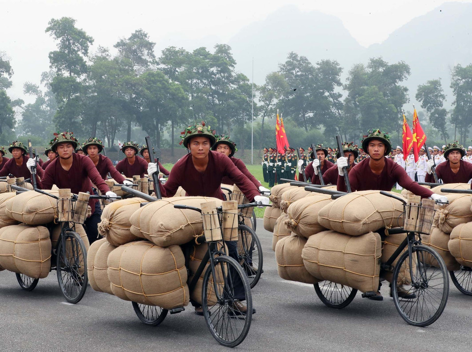 Khối dân công hỏa tuyến tham gia tổng duyệt. (Ảnh: Trọng Đức/TTXVN)