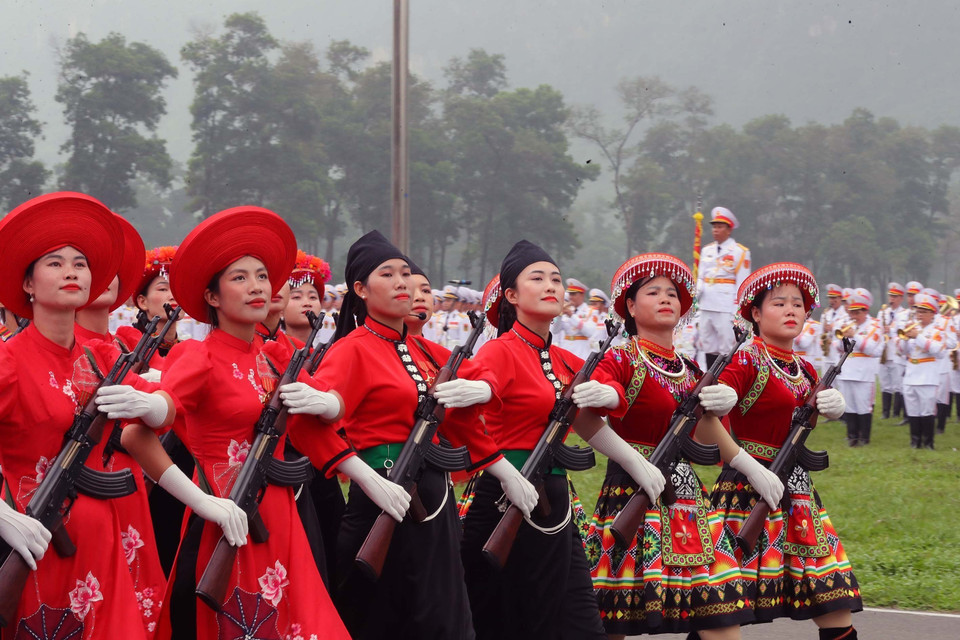 Khối nữ dân quân các dân tộc Tây Bắc tham gia tổng duyệt. (Ảnh: Trọng Đức/TTXVN)