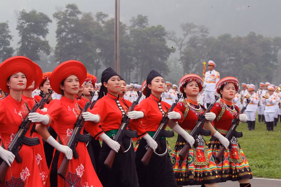 Khối nữ dân quân các dân tộc Tây Bắc tham gia tổng duyệt. (Ảnh: Trọng Đức/TTXVN)