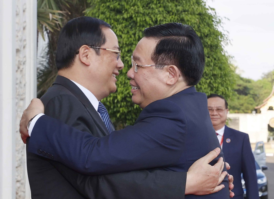 Thủ tướng Lào Sonexay Siphandone đón Chủ tịch Quốc hội Vương Đình Huệ. (Ảnh: Doãn Tấn/TTXVN)