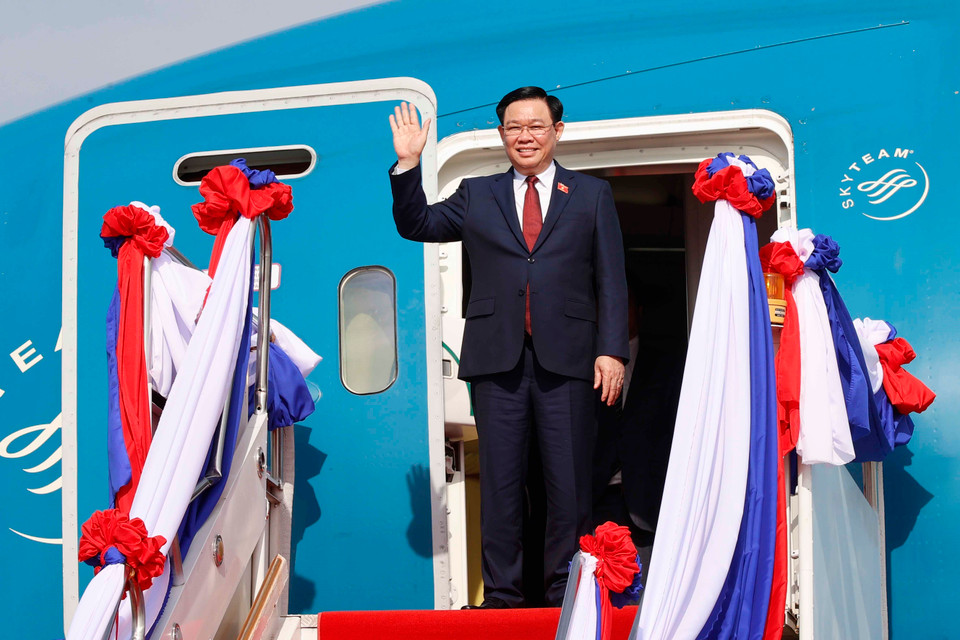 Chủ tịch Quốc hội Vương Đình Huệ đến sân bay quốc tế Wattay, thủ đô Vientiane. (Ảnh: Doãn Tấn/TTXVN)