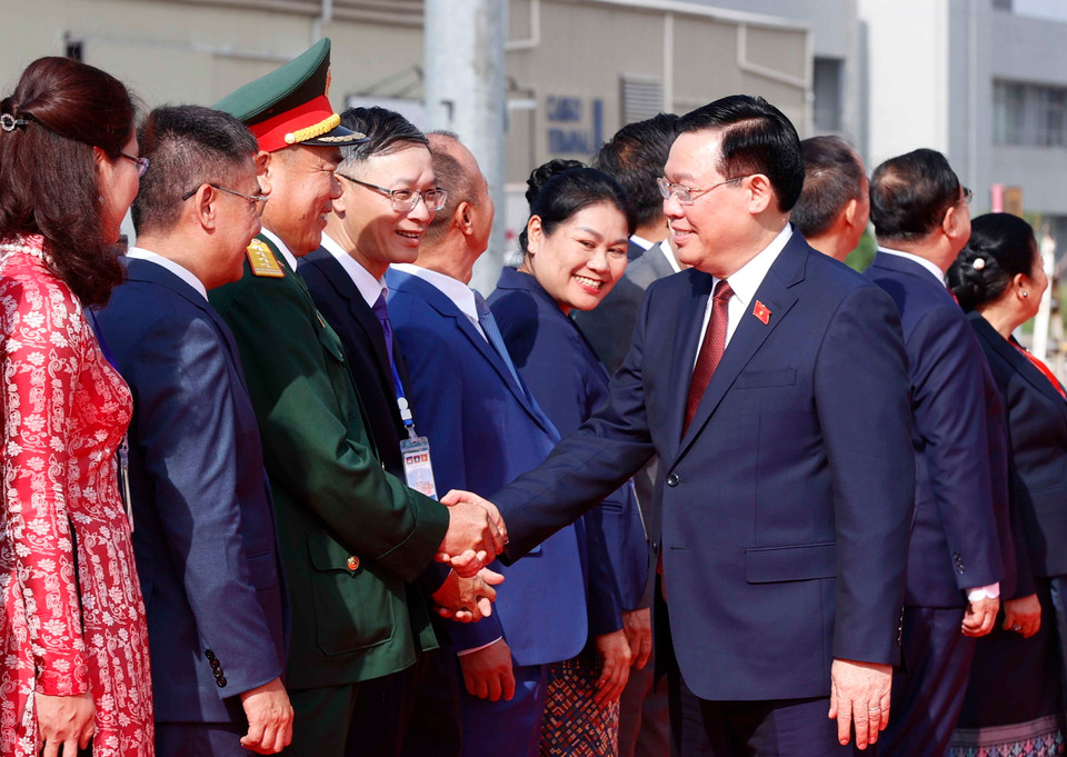 Lễ đón Chủ tịch Quốc hội Vương Đình Huệ tại sân bay quốc tế Wattay, thủ đô Vientiane. (Ảnh: Doãn Tấn/TTXVN)