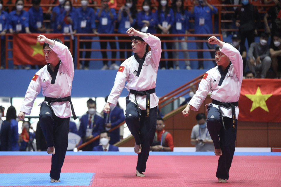 Ba vận động viên Việt Nam là Trần Hồ Duy, Nguyễn Đình Khôi, Nguyễn Thiên Phụng giành huy chương Vàng nội dung biểu diễn Quyền đồng đội nam. (Ảnh: Minh Quyết/TTXVN)