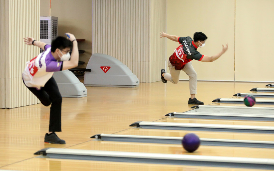 Vận động viên Philippines (bên trái) và vận động viên Singapore thực hiện những lần ném đầu tiên. (Ảnh: Trung Kiên/TTXVN)