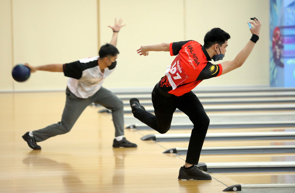 Vận động viên Malaysia (áo đỏ) và vận động viên Philippines thực hiện những lần ném đầu tiên. (Ảnh: Trung Kiên/TTXVN)