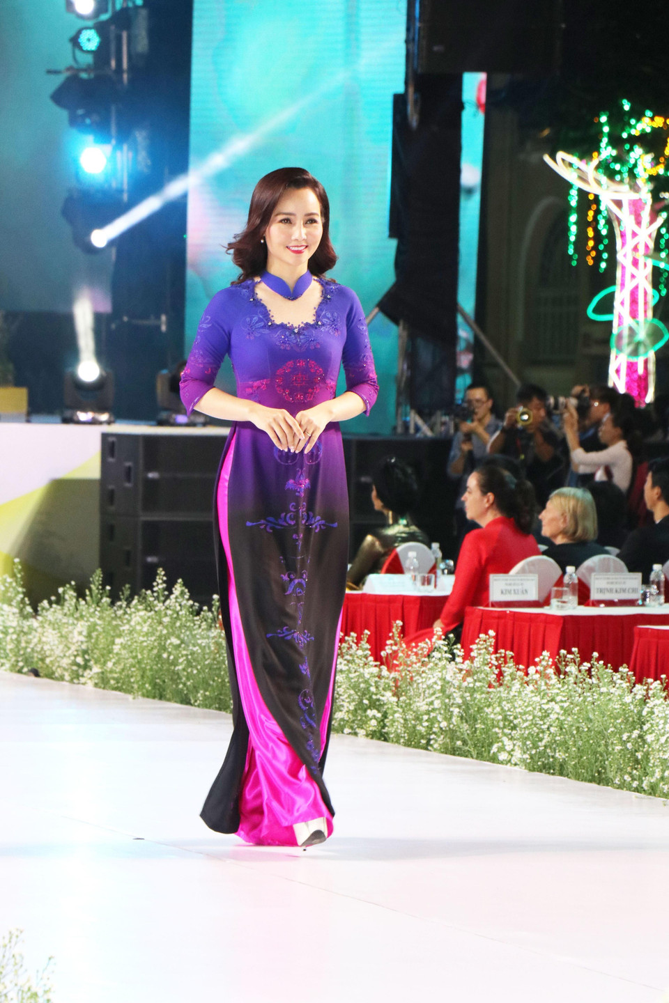 Các người mẫu trình diễn áo dài trong đêm khai mạc. (Ảnh: Gia Thuận/TTXVN)