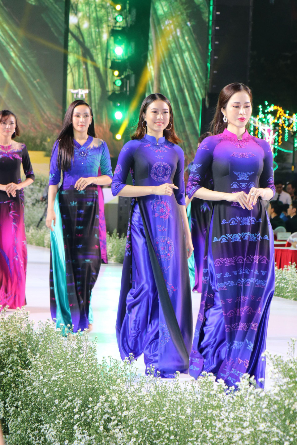 Các người mẫu trình diễn áo dài trong đêm khai mạc. (Ảnh: Gia Thuận/TTXVN)