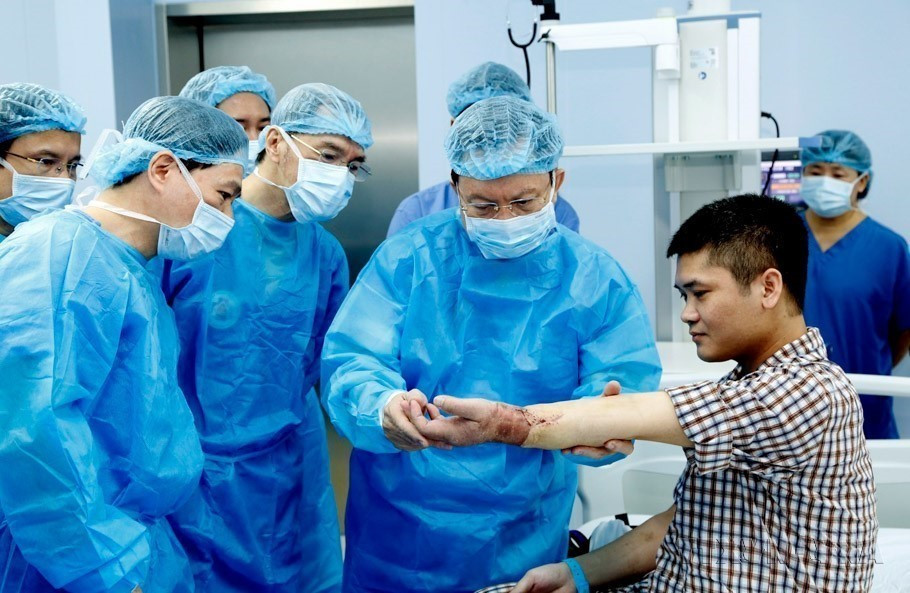 Các bác sỹ Bệnh viện Trung ương Quân đội 108 thực hiện thành công ca ghép chi thể lấy từ người sống đầu tiên trên thế giới, bổ sung vào danh sách thành tựu y khoa mà ngành y tế Việt Nam đạt được trong những năm qua (2020). (Ảnh: Dương Ngọc/TTXVN)
