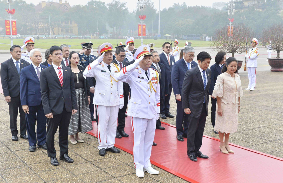 Tổng thống Philippines Ferdinand Romualdez Marcos Jr và Phu nhân thành kính tưởng niệm Chủ tịch Hồ Chí Minh. (Ảnh: Minh Đức/TTXVN)