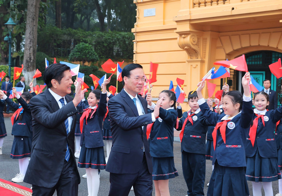 Chủ tịch nước Võ Văn Thưởng và Tổng thống Philippines Ferdinand Romualdez Marcos Jr với thiếu nhi Thủ đô tại lễ đón. (Ảnh: Thống Nhất/TTXVN)