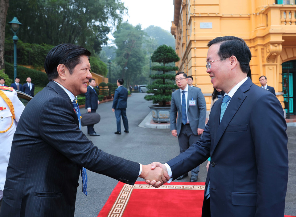 Chủ tịch nước Võ Văn Thưởng đón Tổng thống Philippines Ferdinand Romualdez Marcos Jr. (Ảnh: Thống Nhất/TTXVN)