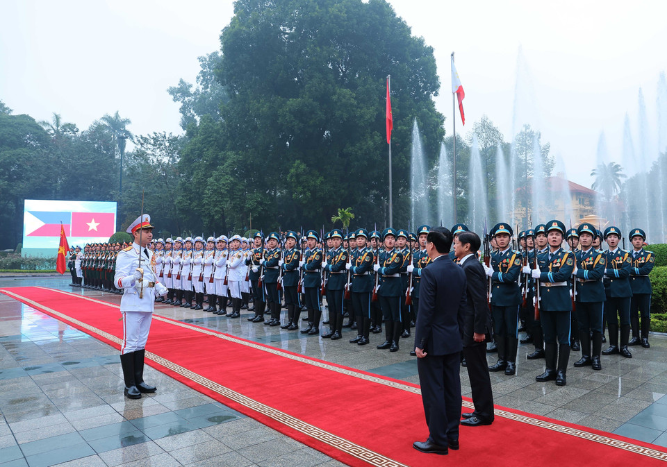 Chủ tịch nước Võ Văn Thưởng và Tổng thống Philippines Ferdinand Romualdez Marcos Jr. duyệt Đội danh dự Quân đội Nhân dân Việt Nam. (Ảnh: Thống Nhất/TTXVN)