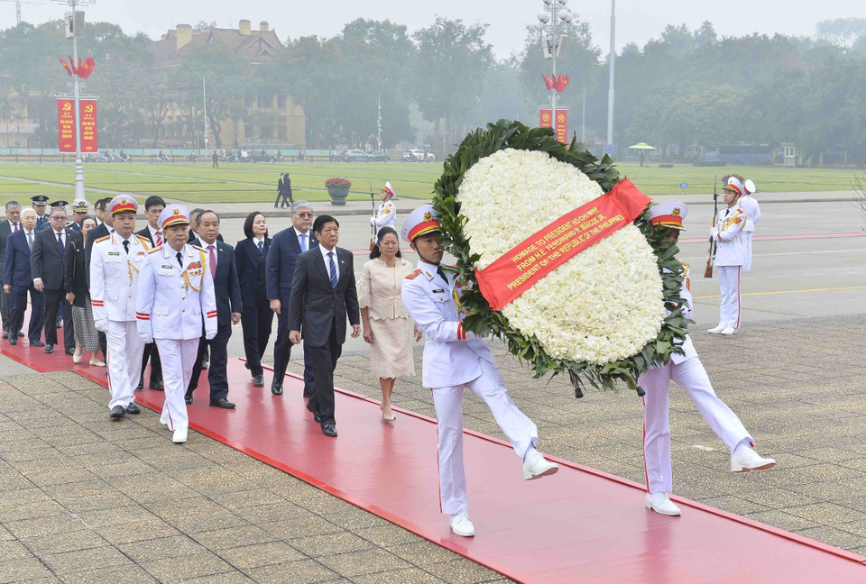 Trước đó, Tổng thống Philippines Ferdinand Romualdez Marcos Jr và Phu nhân đặt vòng hoa và vào Lăng viếng Chủ tịch Hồ Chí Minh. (Ảnh: Minh Đức/TTXVN)