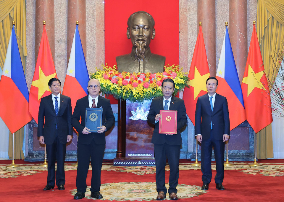 Chủ tịch nước Võ Văn Thưởng và Tổng thống Ferdinand Marcos Jr chứng kiến trao văn kiện Chương trình hợp tác văn hóa giữa Bộ Văn hóa, Thể thao và Du lịch Việt Nam và Ùy ban Quốc gia về Văn hóa và Nghệ thuật Philippines giai đoạn 2024-2029. (Ảnh: Thống Nhất/TTXVN)