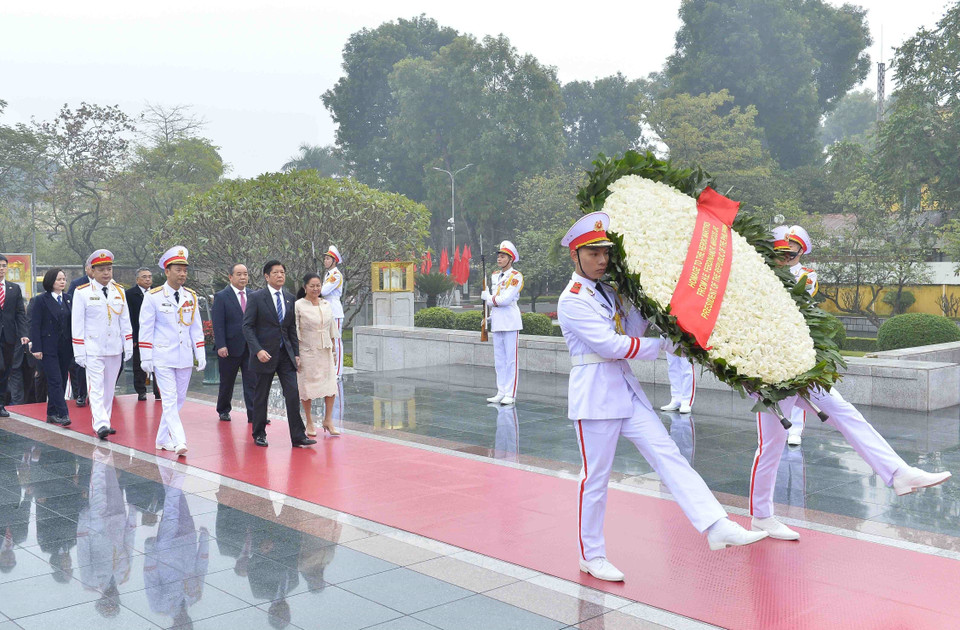 Tổng thống Philippines Ferdinand Romualdez Marcos Jr và Phu nhân đặt vòng hoa tưởng niệm các Anh hùng liệt sỹ. (Ảnh: Minh Đức/TTXVN)