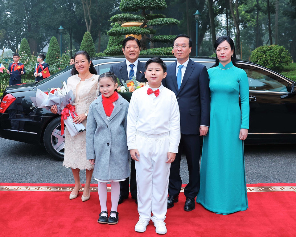 Chủ tịch nước Võ Văn Thưởng và Phu nhân cùng Tổng thống Philippines Ferdinand Romualdez Marcos Jr và Phu nhân với thiếu nhi Thủ đô tại lễ đón. (Ảnh: Thống Nhất/TTXVN)
