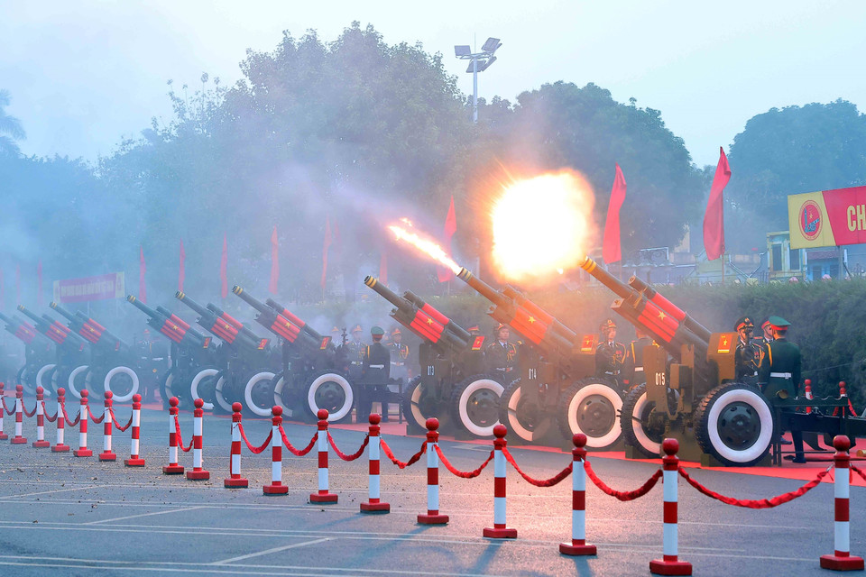 Nghi thức bắn 21 phát đại bác chào mừng Tổng thống Philippines Ferdinand Romualdez Marcos Jr. và Phu nhân thăm cấp Nhà nước tới Việt Nam. (Ảnh: An Đăng/TTXVN)