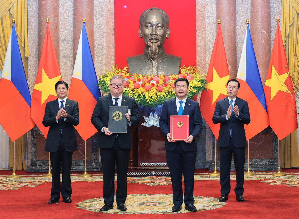 Chủ tịch nước Võ Văn Thưởng và Tổng thống Ferdinand Marcos Jr chứng kiến trao Bản ghi nhớ giữa Bộ Công Thương Việt Nam và Bộ Nông nghiệp Philippines về hợp tác thương mại gạo. (Ảnh: Thống Nhất/TTXVN)