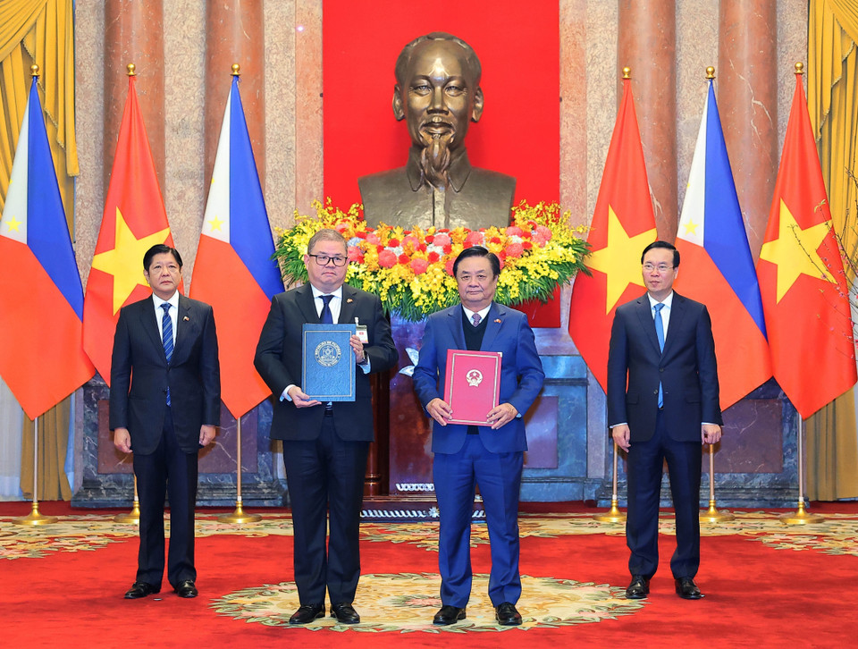 Chủ tịch nước Võ Văn Thưởng và Tổng thống Ferdinand Marcos Jr chứng kiến trao Bản ghi nhớ giữa Bộ Nông nghiệp và Phát triển nông thôn Việt Nam và Bộ Nông nghiệp Philippines về hợp tác nông nghiệp và các lĩnh vực liên quan. (Ảnh: Thống Nhất/TTXVN)