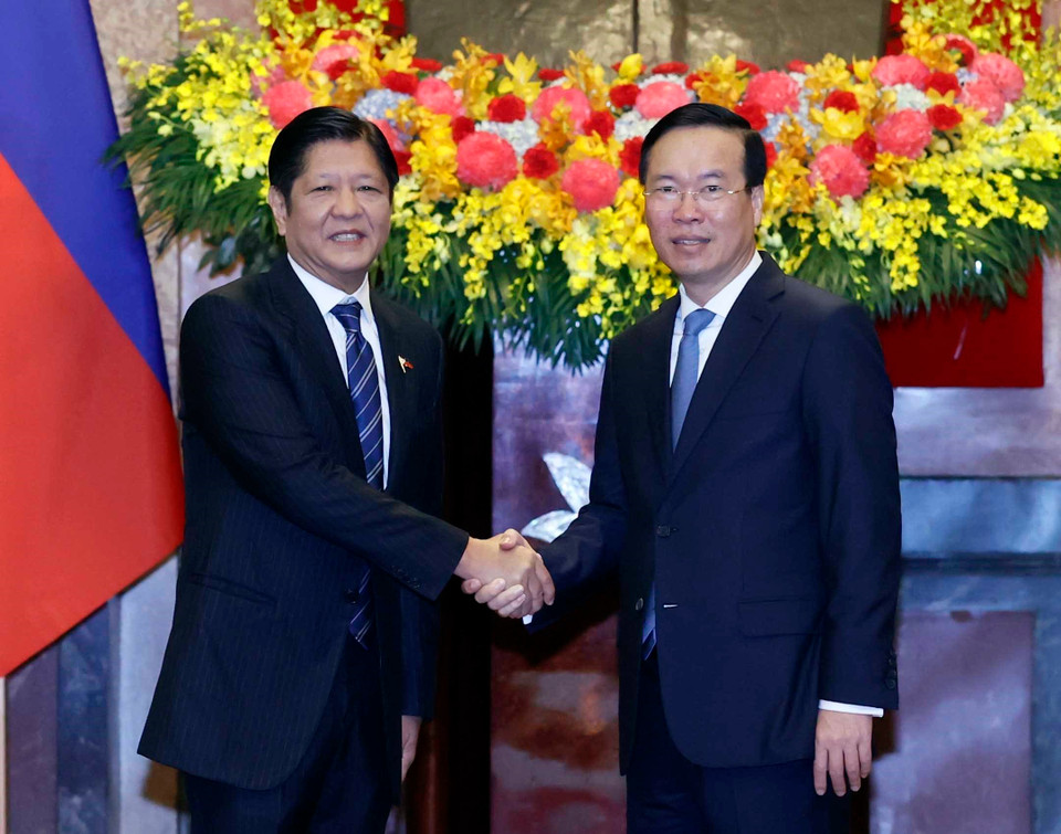 Chủ tịch nước Võ Văn Thưởng và Tổng thống Philippines Ferdinand Romualdez Marcos Jr tại lễ đón. (Ảnh: Thống Nhất/TTXVN)