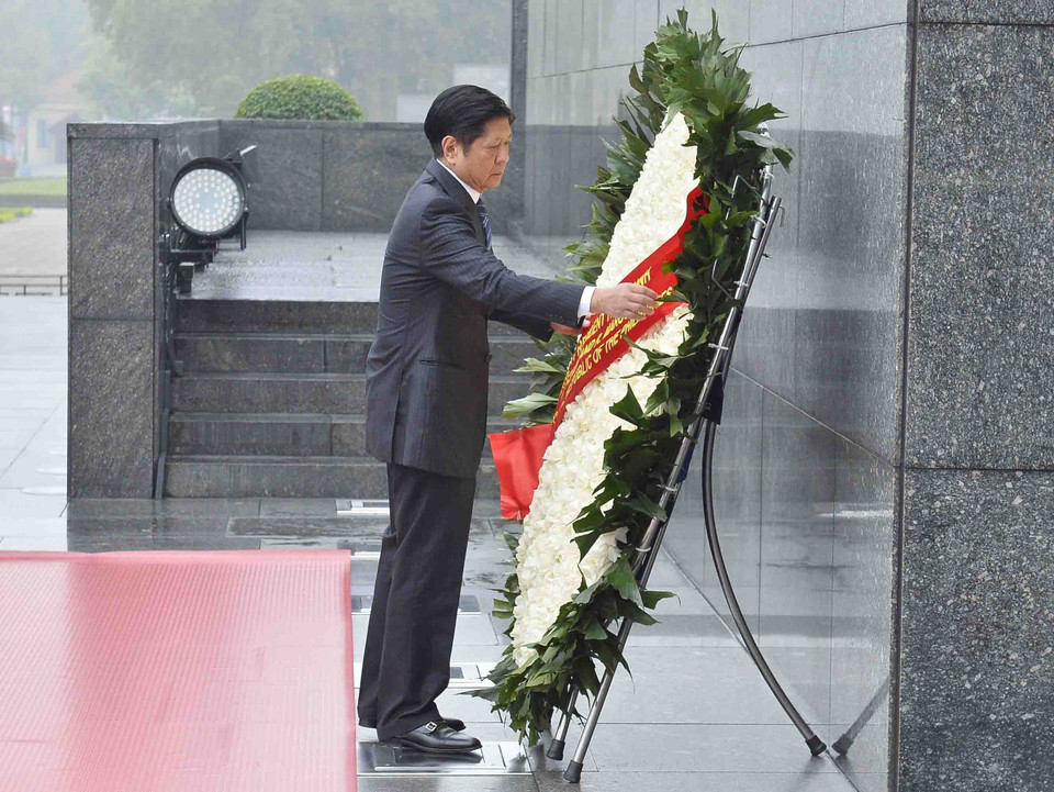 Tổng thống Philippines Ferdinand Romualdez Marcos Jr đặt vòng hoa tưởng niệm Chủ tịch Hồ Chí Minh. (Ảnh: Minh Đức/TTXVN)