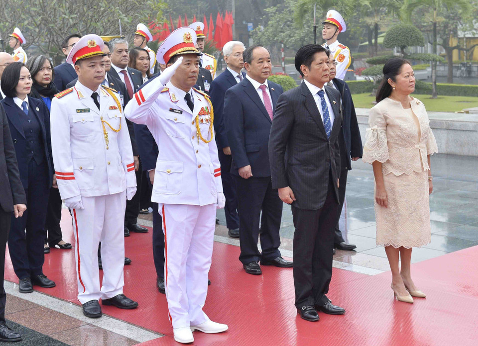 Tổng thống Philippines Ferdinand Romualdez Marcos Jr và Phu nhân tưởng niệm các Anh hùng liệt sỹ. (Ảnh: Minh Đức/TTXVN)