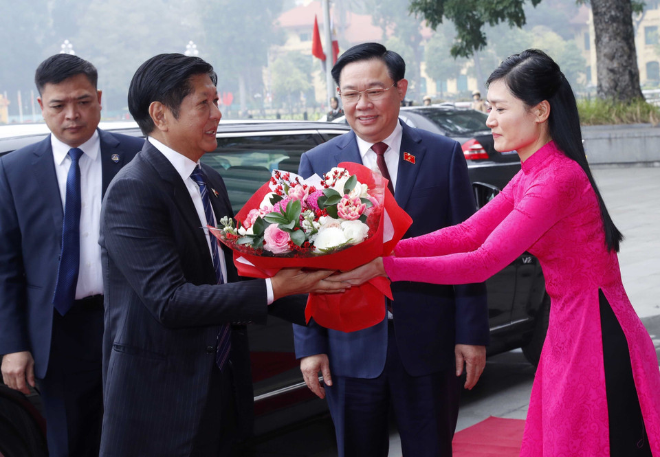 Chủ tịch Quốc hội Vương Đình Huệ đón Tổng thống Cộng hòa Philippines Ferdinand Romualdez Marcos Jr. (Ảnh: Nhan Sáng/TTXVN)