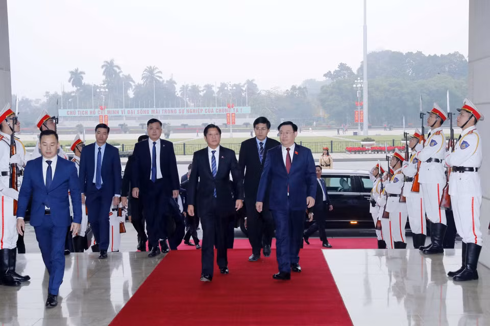 Chủ tịch Quốc hội Vương Đình Huệ đón Tổng thống Cộng hòa Philippines Ferdinand Romualdez Marcos Jr. (Ảnh: Nhan Sáng/TTXVN)