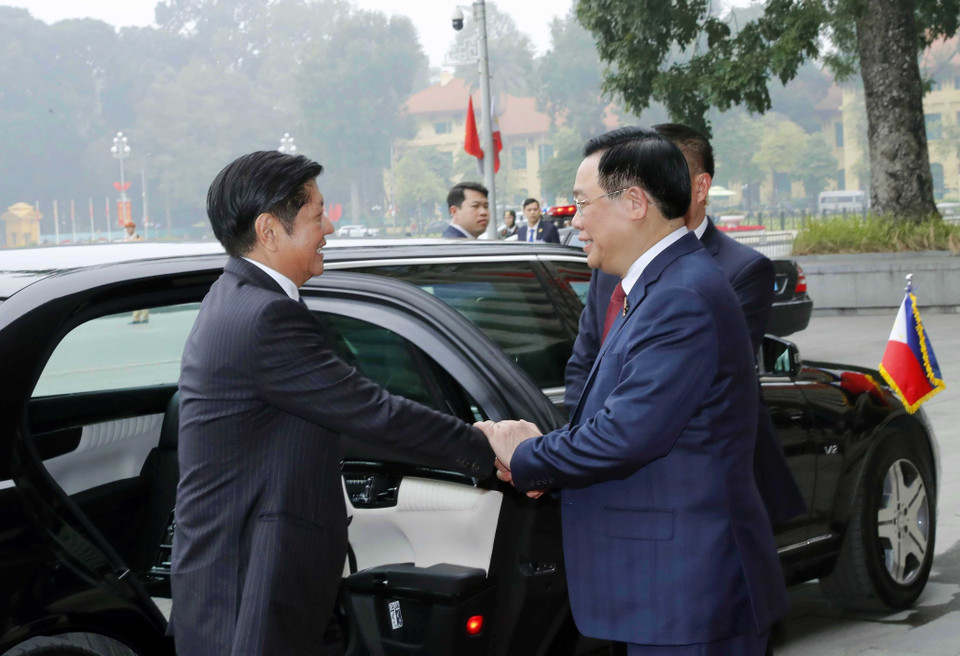 Chủ tịch Quốc hội Vương Đình Huệ đón Tổng thống Cộng hòa Philippines Ferdinand Romualdez Marcos Jr. (Ảnh: Nhan Sáng/TTXVN)