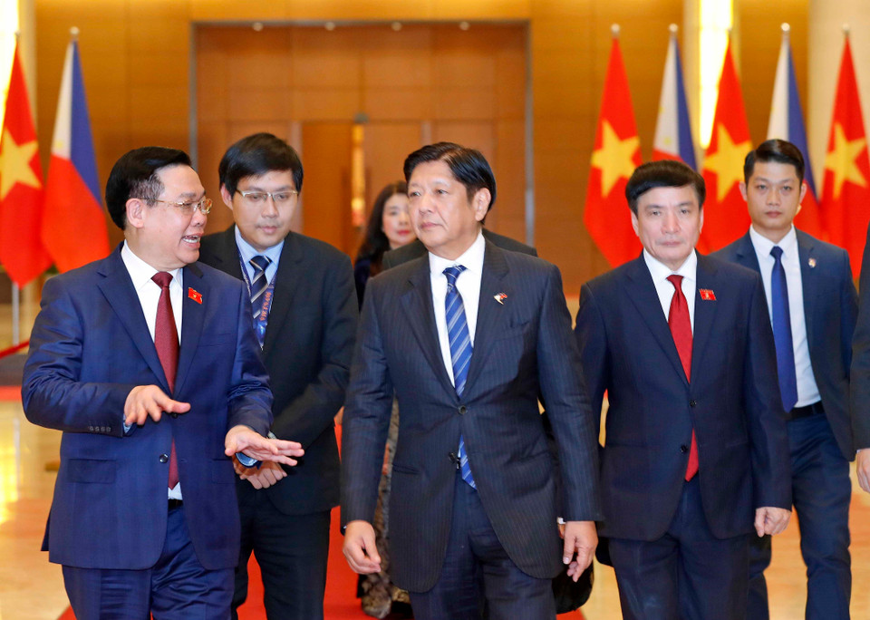 Chủ tịch Quốc hội Vương Đình Huệ đón Tổng thống Cộng hòa Philippines Ferdinand Romualdez Marcos Jr. (Ảnh: Nhan Sáng/TTXVN)