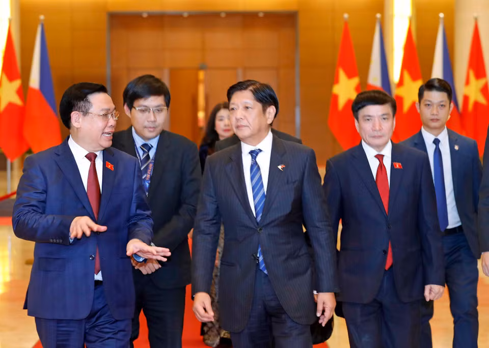 Chủ tịch Quốc hội Vương Đình Huệ đón Tổng thống Cộng hòa Philippines Ferdinand Romualdez Marcos Jr. (Ảnh: Nhan Sáng/TTXVN)
