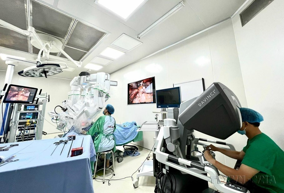 Bệnh viện K phẫu thuật thành công cho người bệnh ung thư tuyến giáp bằng robot hiện đại (2022). (Ảnh: TTXVN phát)