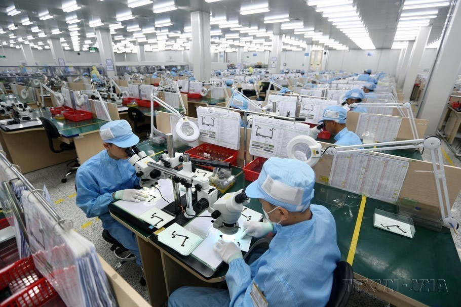 Sản xuất các bản mạch điện tử dạng dẻo, nhiều lớp…cung cấp cho các tập đoàn điện tử lớn trên thế giới như Samsung, LG, Apple…tại Công ty TNHH Young Poong Electronics VINA. (Ảnh: Danh Lam/TTXVN)