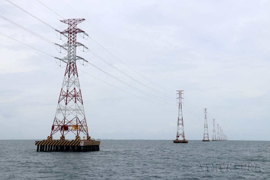 Lưới điện quốc gia vượt biển cung cấp điện cho xã đảo Hòn Nghệ, huyện Kiên Lương (Kiên Giang). (Ảnh: Lê Huy Hải/TTXVN)