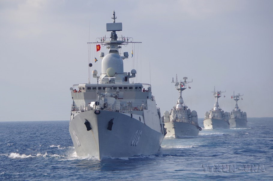 Các tàu của Lữ đoàn 162 (Vùng 4 Hải quân) thực hiện nhiệm vụ huấn luyện trên biển nhằm bảo vệ vững chắc vùng biển, đảo được phân công, giữ vững môi trường hòa bình và an ninh trên biển. (Ảnh: TTXVN phát)