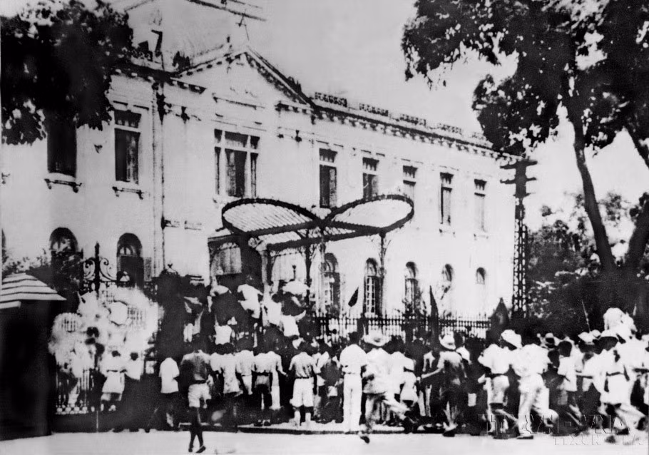Ngày 19/8/1945, sau cuộc míttinh tại Quảng trường Nhà hát Lớn, quần chúng nhân dân Thủ đô đã đánh chiếm Bắc Bộ phủ, cơ quan đầu não của chính quyền tay sai Pháp ở Bắc Bộ. Cách mạng Tháng Tám là một bài học lịch sử, mở ra một thời đại mới ở Việt Nam, thời đại nhân dân Việt Nam làm chủ đất nước, làm chủ vận mệnh của chính mình. (Ảnh: Tư liệu TTXVN)