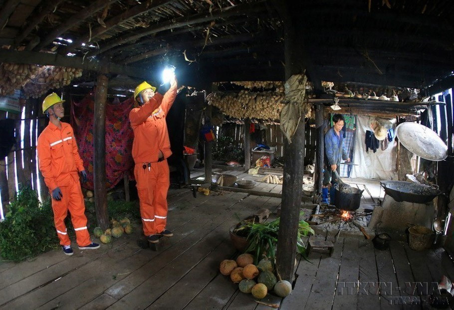 Tổng Công ty Điện lực miền Bắc (EVN NPC) thực hiện tốt việc cung cấp điện cho nhân dân vùng đặc biệt khó khăn ở miền núi và hải đảo. (Ảnh: Ngọc Hà/TTXVN)