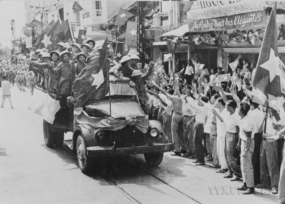 Sáng 10/10/1954, bộ đội ta từ các cửa ô tiến về giải phóng Thủ đô, kết thúc 9 năm trường kỳ kháng chiến chống thực dân Pháp. (Ảnh: Tư liệu TTXVN)