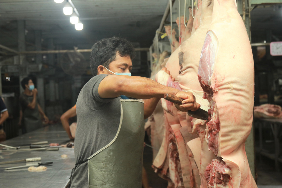 Thịt lợn được chuẩn bị để vận chuyển phân phối cho các tiểu thương ở các chợ trong thành phố. (Ảnh: Anh Tuấn/TTXVN)