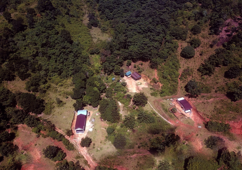 Nhiều hộ dân ở huyện Hướng Hóa sống chênh vênh trên sườn núi, luôn đối diện với nguy cơ bị sạt lở núi. (Ảnh: Nguyên Linh/TTXVN)