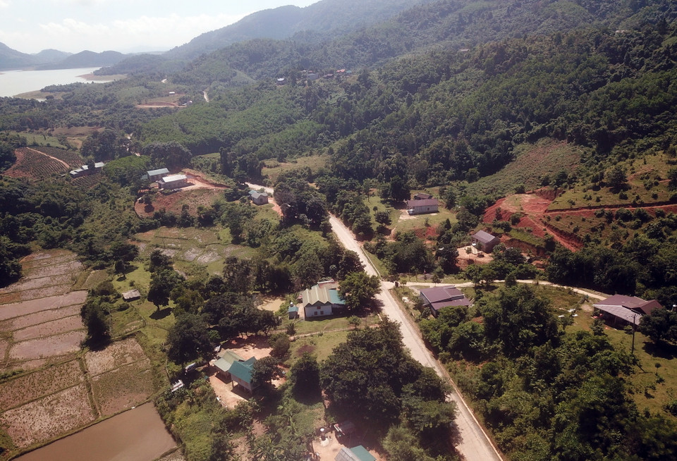 Nhiều hộ dân ở thôn Miệt Cũ, xã Hướng Linh, huyện Hướng Hóa đang sống khu vực có nguy cơ sạt lở núi. (Ảnh: Nguyên Linh/TTXVN)