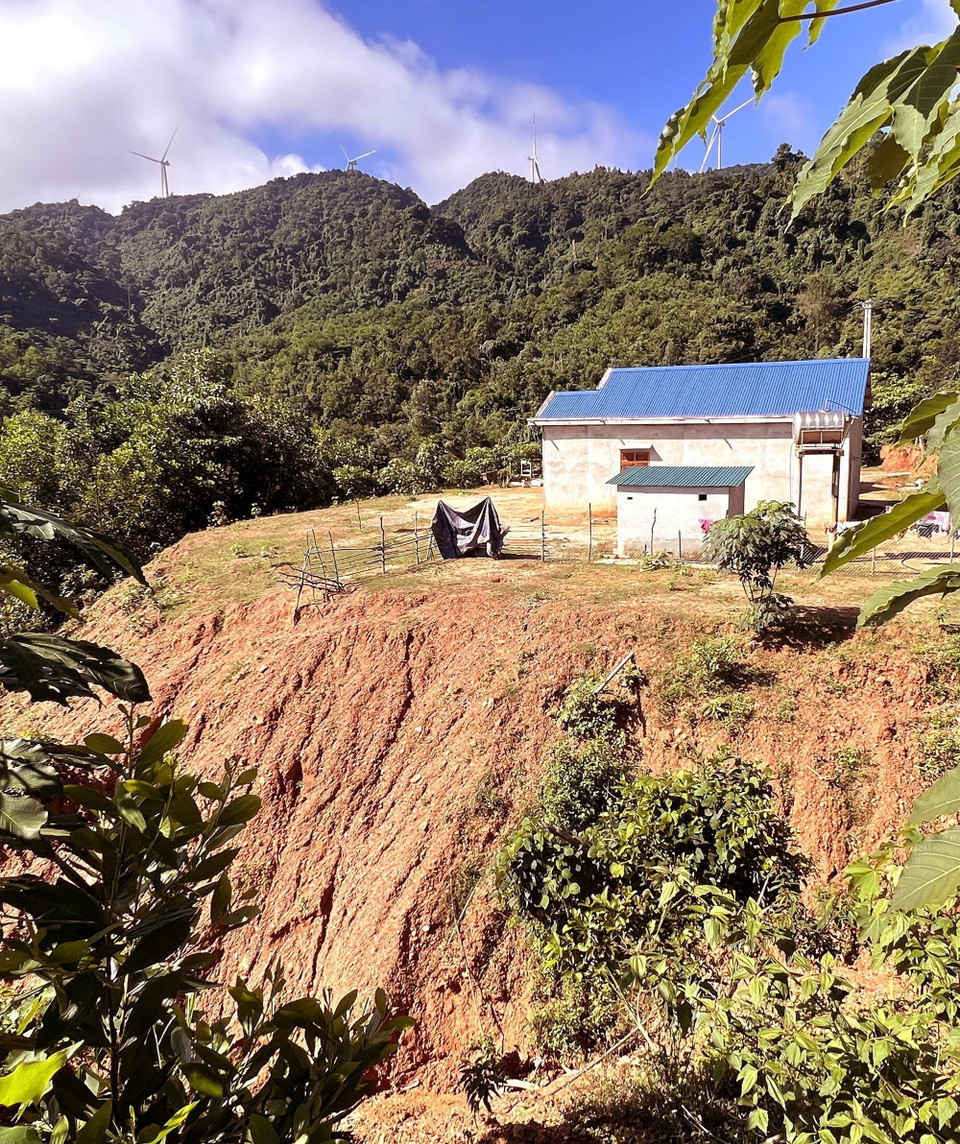 Nhiều hộ dân ở huyện Hướng Hóa sống trên sườn núi, luôn đối diện với nguy cơ bị sạt lở núi. (Ảnh: Nguyên Linh/TTXVN)