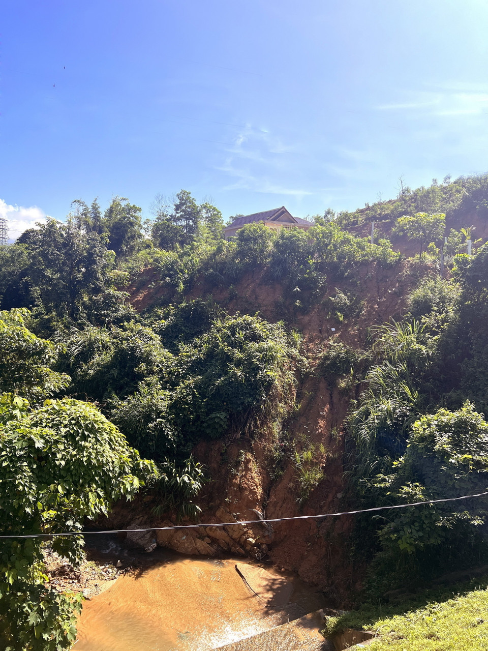 Nhiều hộ dân ở huyện Hướng Hóa sống chênh vênh trên sườn núi, luôn đối diện với nguy cơ bị sạt lở núi. (Ảnh: Nguyên Linh/TTXVN)